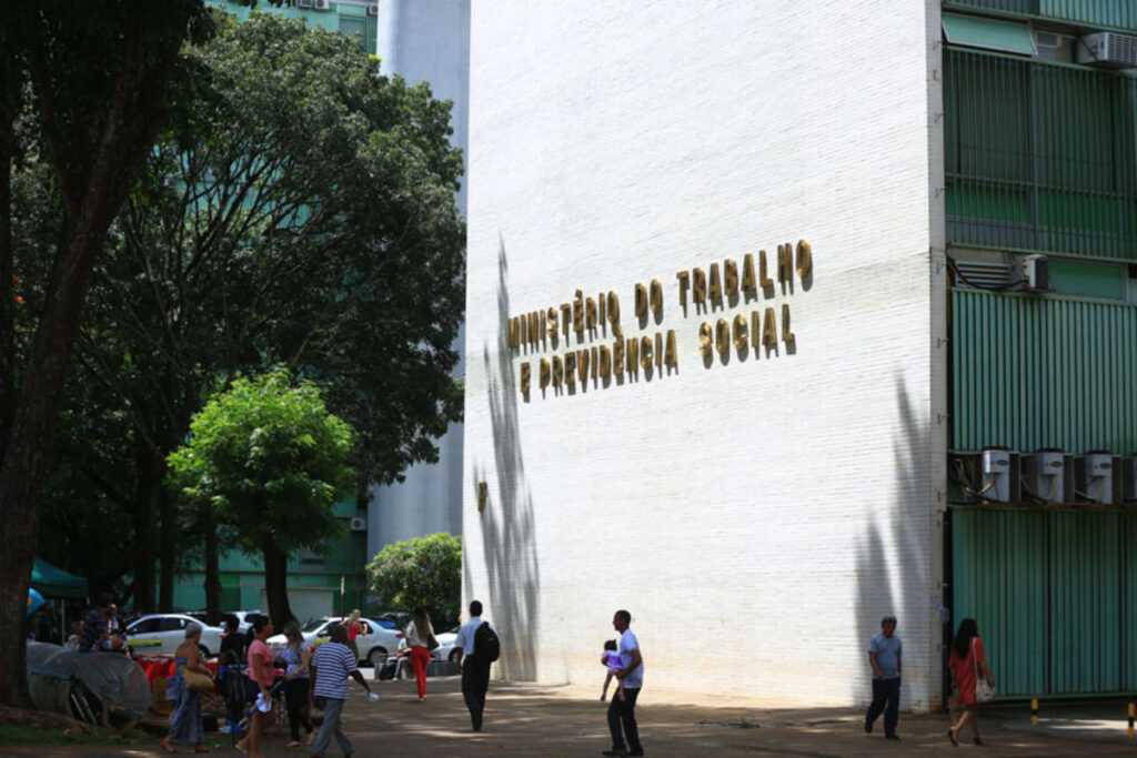 normas-de-trabalho-aos-domingos-e-feriados-podem-mudar-em-agosto.-veja