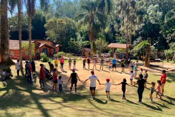 embu-das-artes:-escola-waldorf-guayi-realiza-bazar-de-natal-e-exposicao-com-musica-ao-vivo