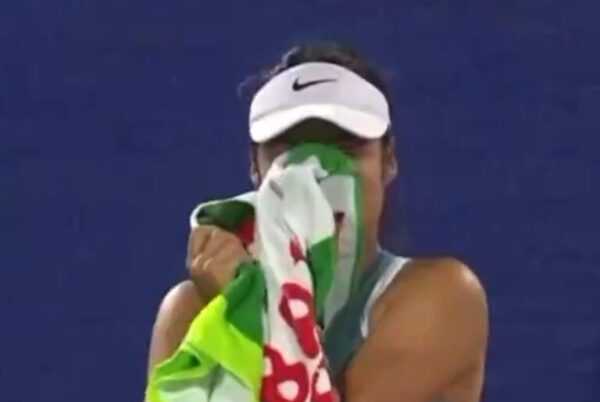 video:-tenista-se-desespera-e-para-jogo-ao-ver-stalker-na-arquibancada