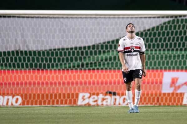 calleri-rompe-ligamento-do-joelho-e-desfalcara-sao-paulo