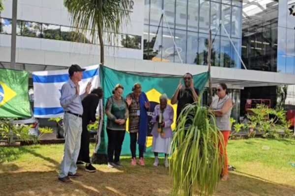 bispo-ora-por-bolsonaro-em-hospital-e-diz:-“aqui-nao-e-acampamento”.-video
