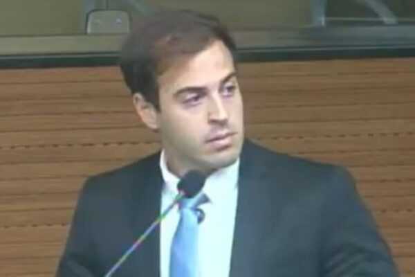 video:-filho-de-ex-ministro-ataca-moraes-e-joga-constituicao-no-chao