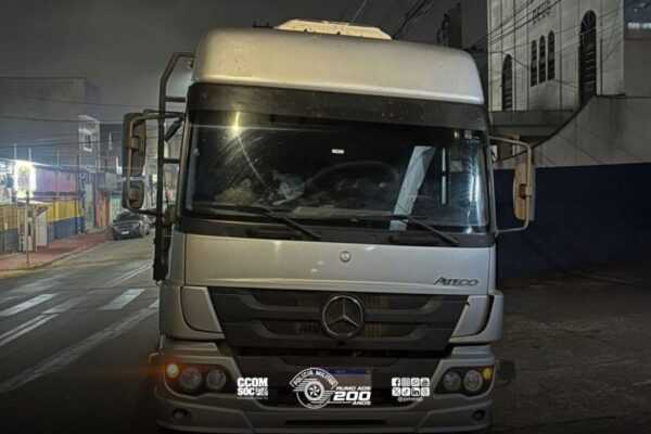 pm-impede-roubo-de-caminhao-em-sp-e-resgata-motorista-dopado-em-embu-das-artes