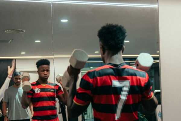Vini Jr. usa blusa do Flamengo e detalhe chama atenção; entenda motivo vini-jr.-usa-blusa-do-flamengo-e-detalhe-chama-atencao;-entenda-motivo