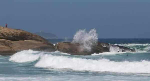Rio tem alerta de ressaca e ondas na orla podem atingir até 3 metros rio-tem-alerta-de-ressaca-e-ondas-na-orla-podem-atingir-ate-3-metros