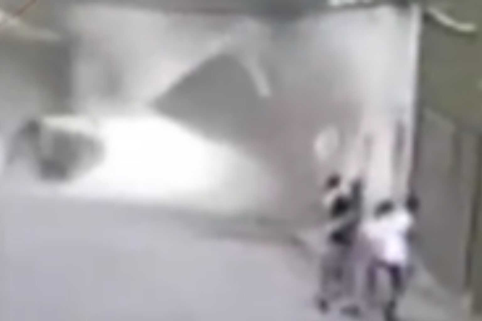 Veja momento em que ex-jogador do Botafogo é atingido por muro no Rio veja-momento-em-que-ex-jogador-do-botafogo-e-atingido-por-muro-no-rio