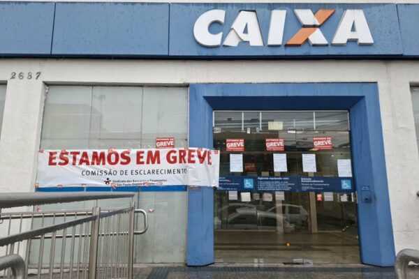 Greve da Caixa continua depois de rejeição de proposta; banco retoma negociação greve-da-caixa-continua-apos-rejeicao-de-proposta;-banco-retoma-negociacao